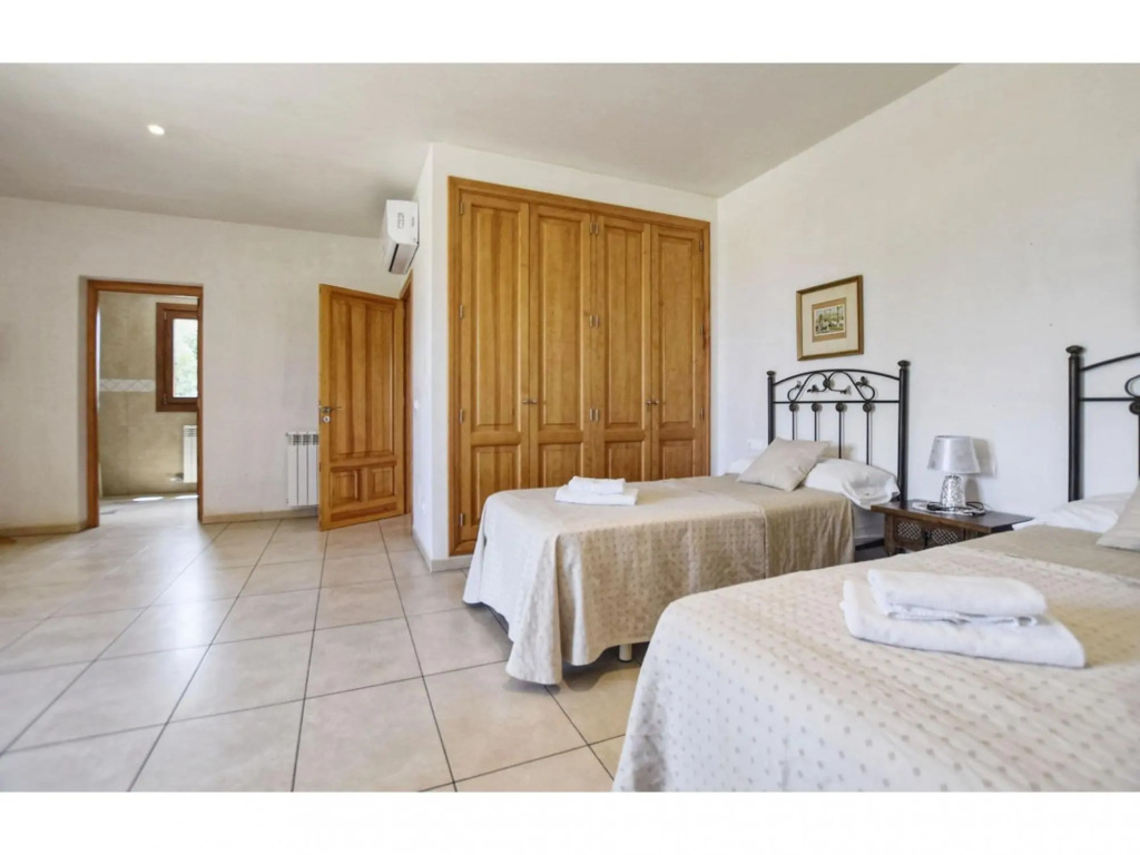 Stunning country house with pool and panoramic views for 10 people
