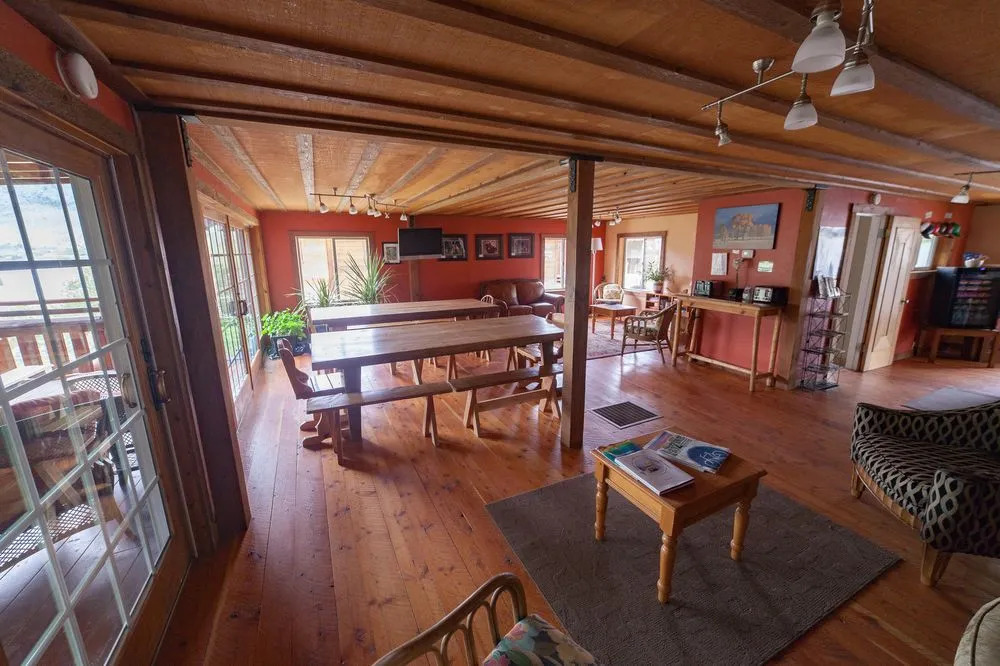 North Yellowstone Lodge and Hostel