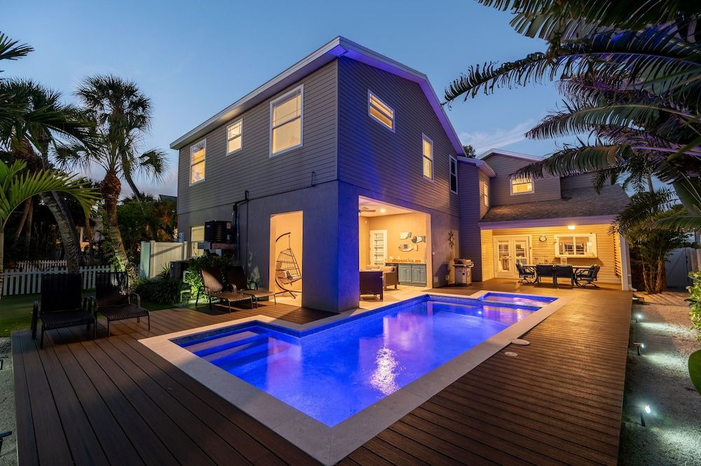 NEW Bay Dreamin 4 Bedroom Private Pool Spa Beach Front Property 3 Home by RedAwning