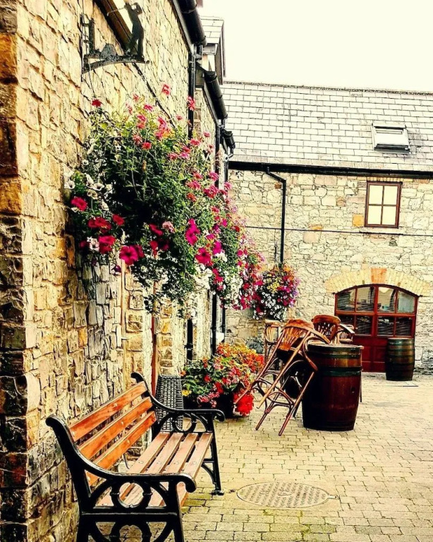 Brogans Bar & Hotel