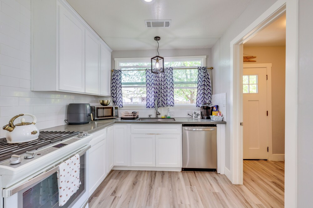 < 1 Mi to Main St Hanford! Home w/ Outdoor Space