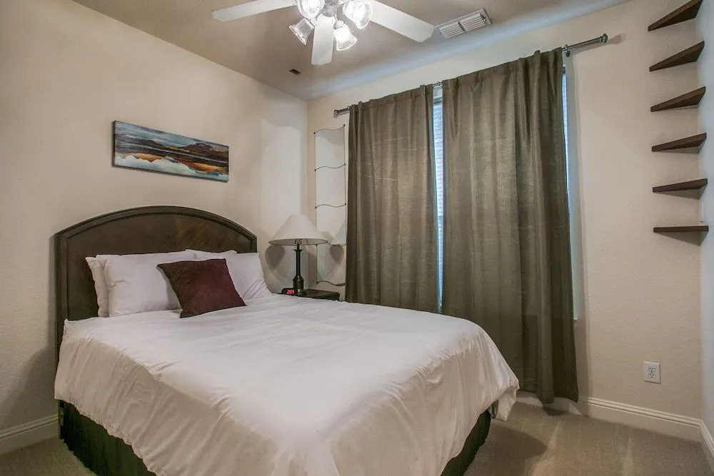 Stylish 3 bedroom Town Home at shops at