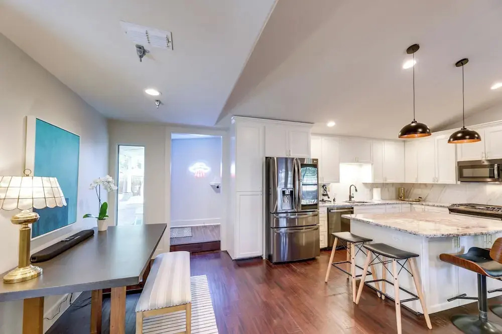 5 Mi to Dtwn Austin: Vibrant Home w/ Patio