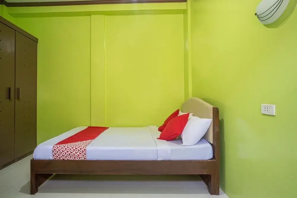 RedDoorz at Queens Hometel
