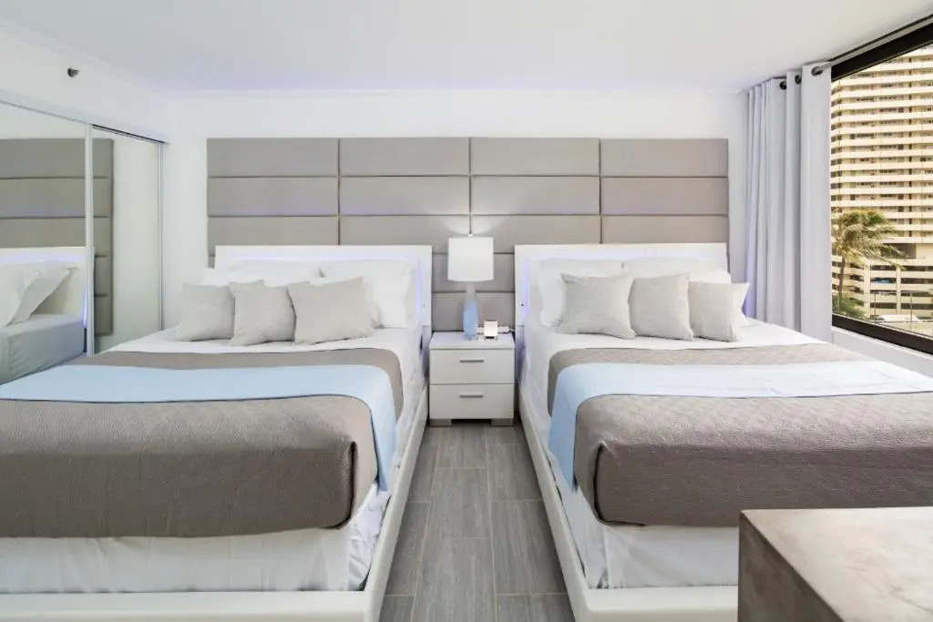 Waikiki Banyan Modern One Bedroom Free Parking