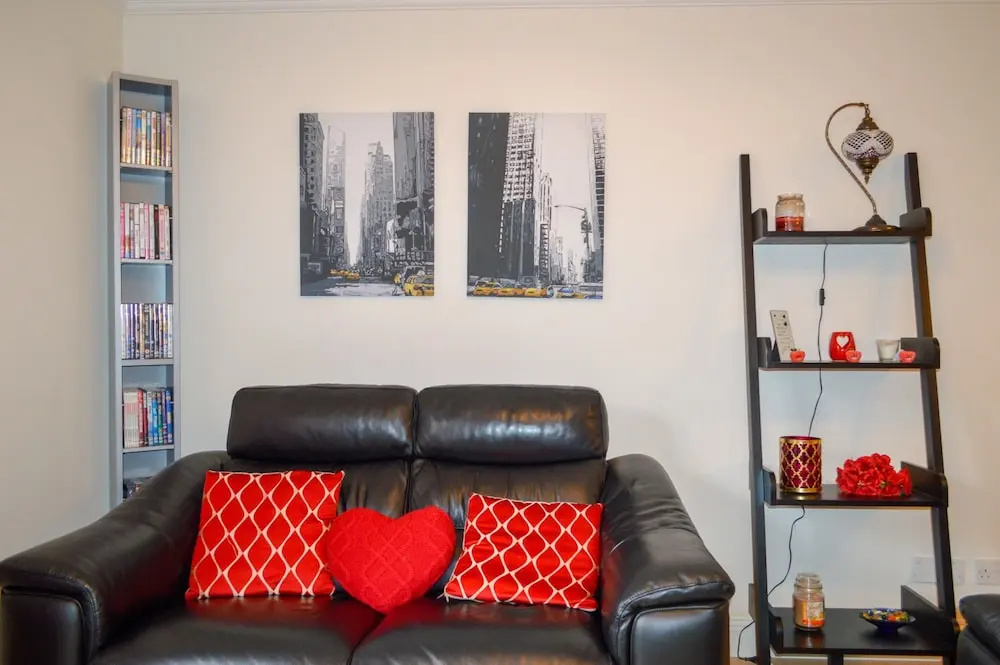 2 Bedroom Apartment Beside Water of Leith Walkway