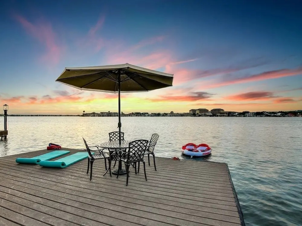 Waterfront In Semi-private Cove - Great Views 4 Bedroom Home