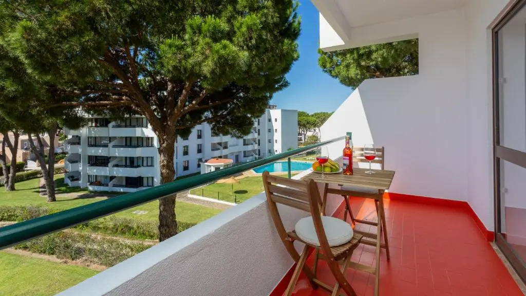Bright & Charming 1BDR Apartment W/ Pool by LovelyStay