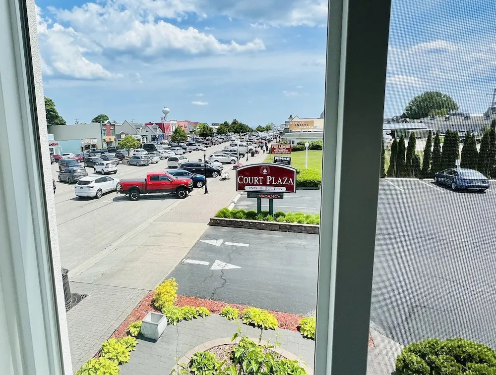Court Plaza Inn & Suites of Mackinaw