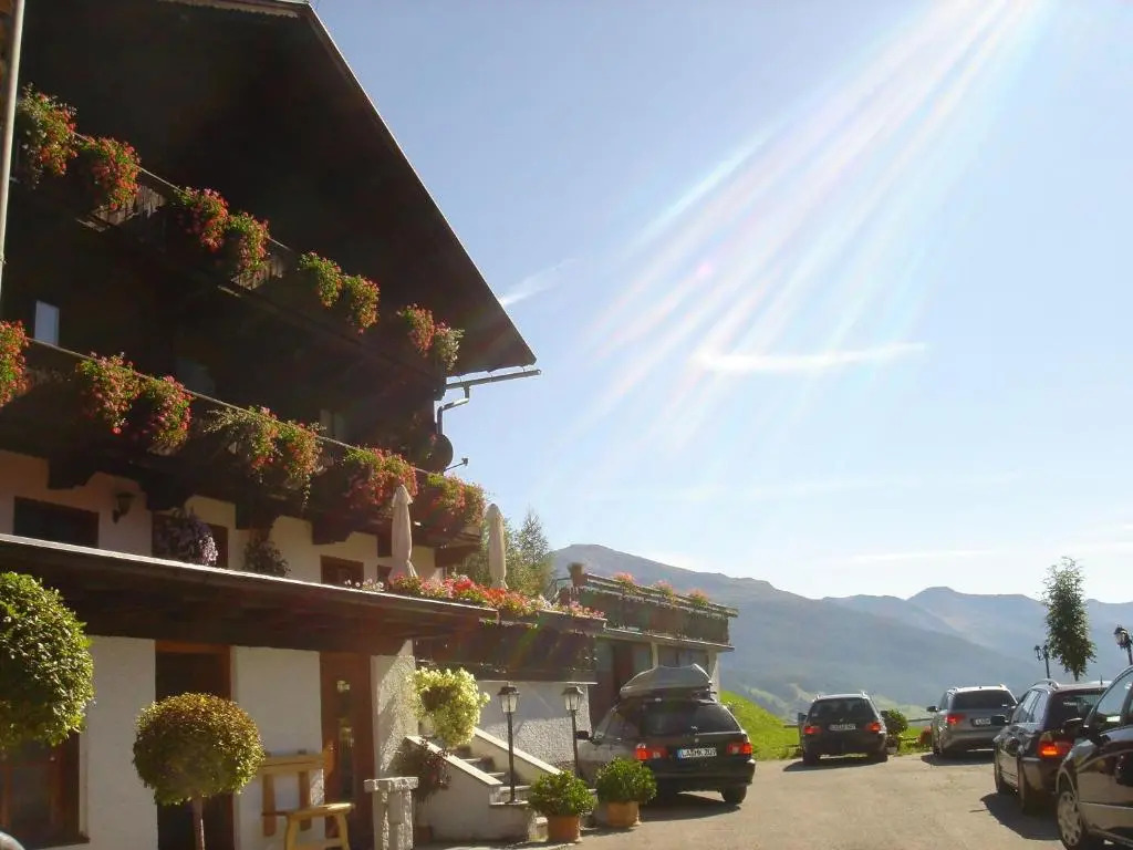 Ferienhof-Oberer-Gollmitzer-2-5-km-oberhalb-von-Heiligenblut-ruhige-sonnige-Lage-Glocknerblick