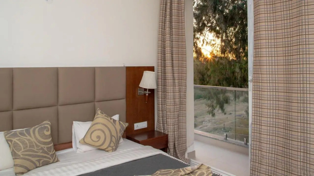 Manuni Inn - Riverside Hotel