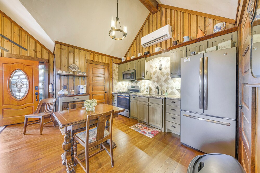2 Mi to Village of Ruidoso! Little Pine Cottage