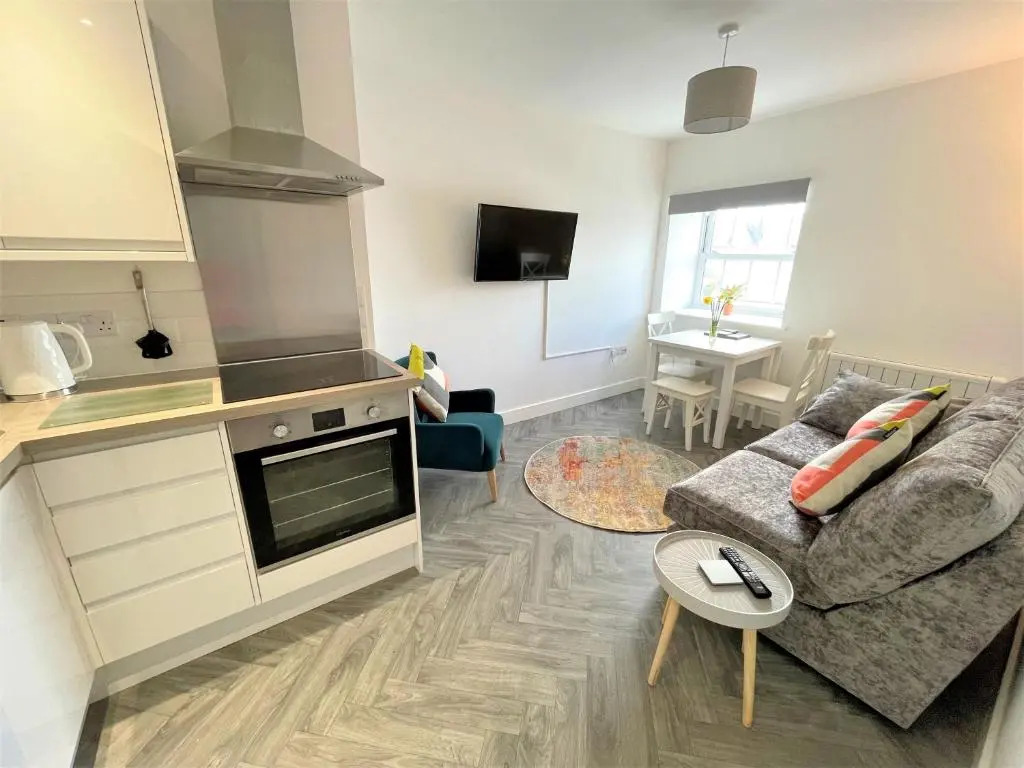 Modern 2 Bed Apt Centre of Penzance, Lift Access