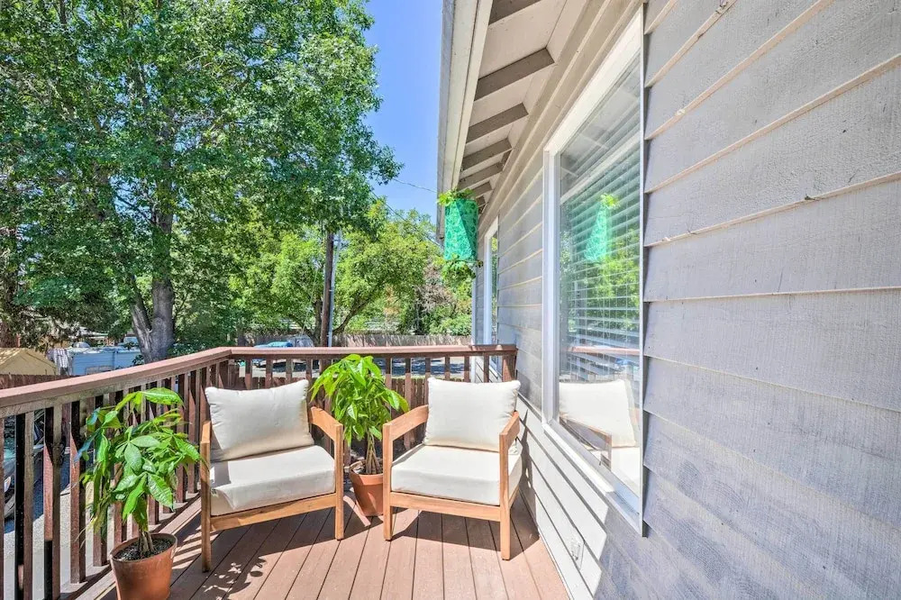 Close to Parks & Brews: Sunny Grants Pass Apt!