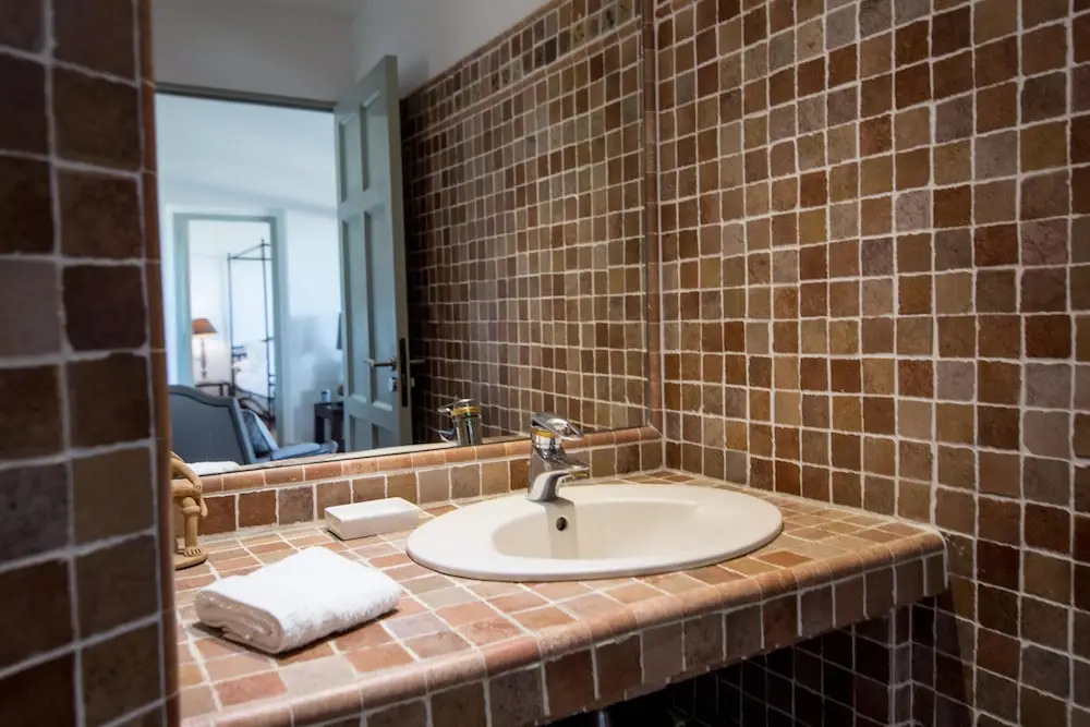 Stunning Ocean Views, Large Heated Pool, Walk to the Beach, AC, Free Wifi