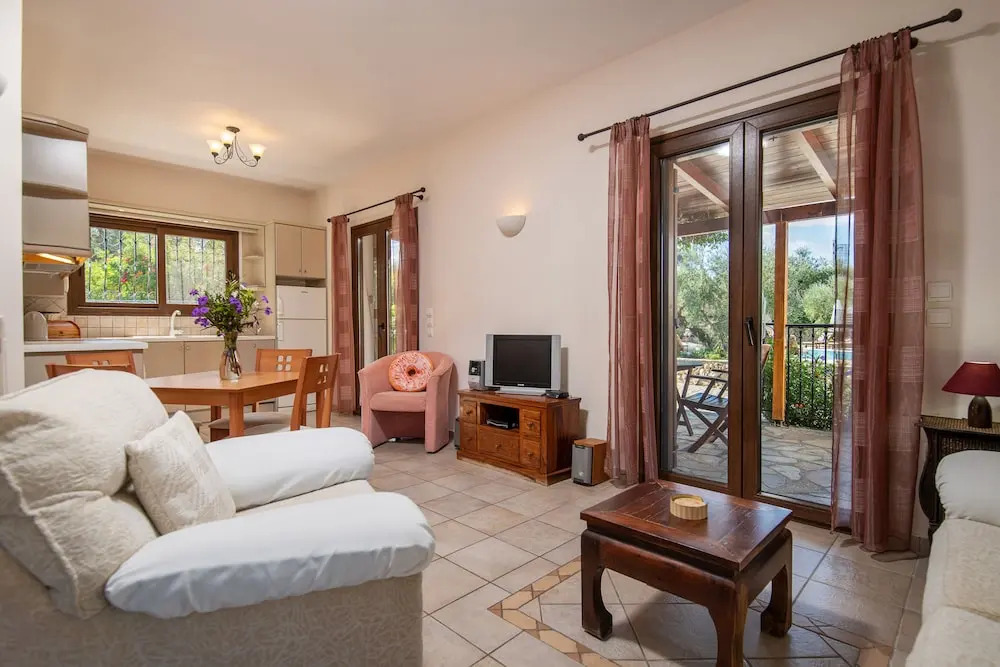 Superior 2-brm Villa, Ideal Locale,300m From Beach