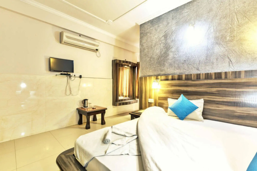 Zo Rooms MI Road