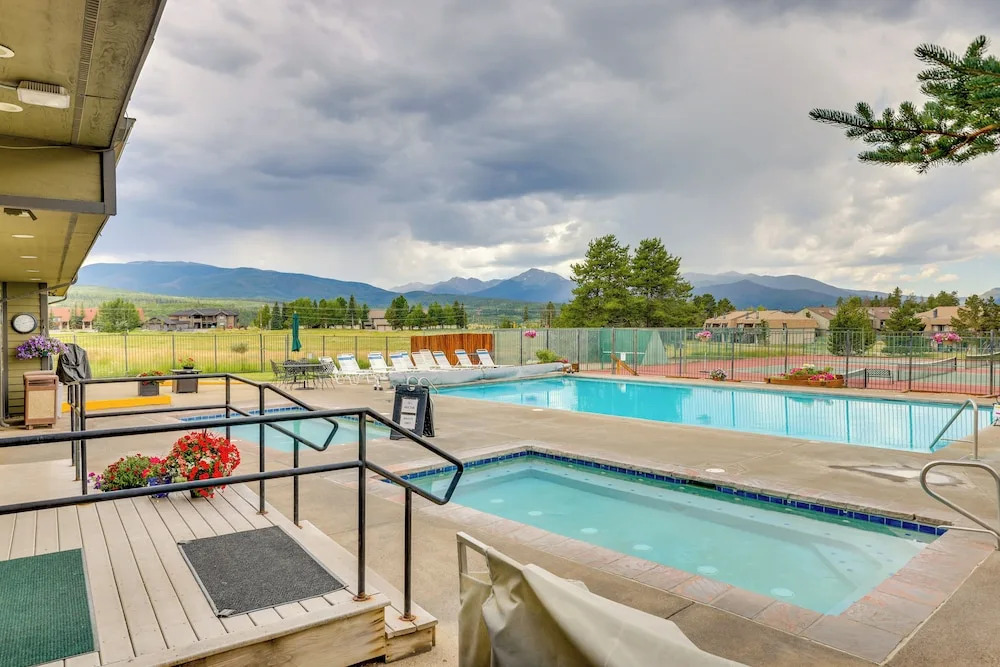 Luxury WP Mtn Cabin, Free Shuttle, Views & Garage