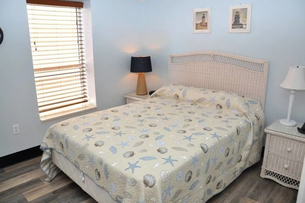 Baywatch Resort 1709 - 2 Br condo by RedAwning