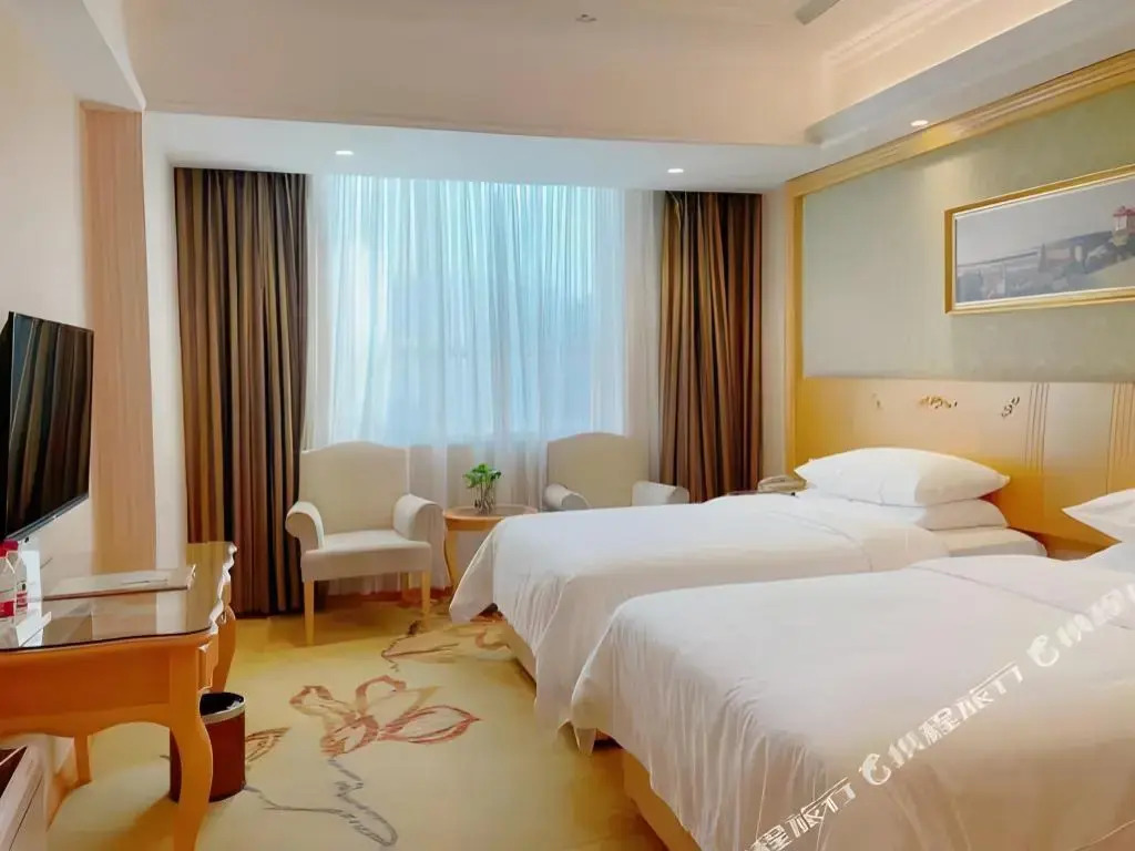 Vienna Hotel (Shenzhen Guanlan Changhu Metro Station) )