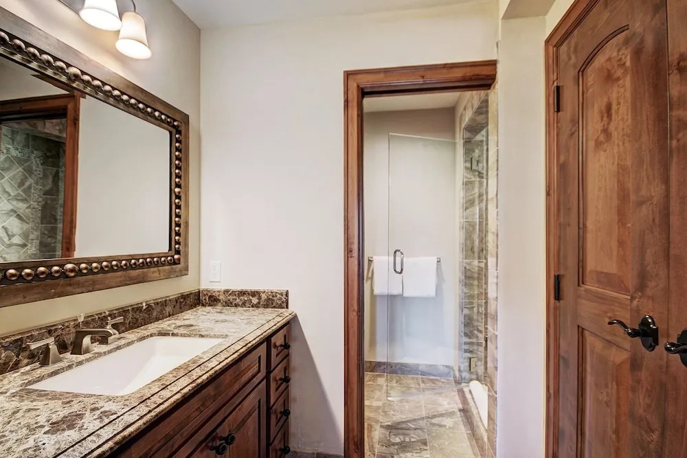 Chic 2 BR+Den Ritz-Carlton Condo with Valley Views by RedAwning - Save 20% on 7+ Nights!
