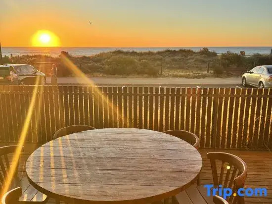 Sea Dunes Luxury Apartment - 10 steps to the beach