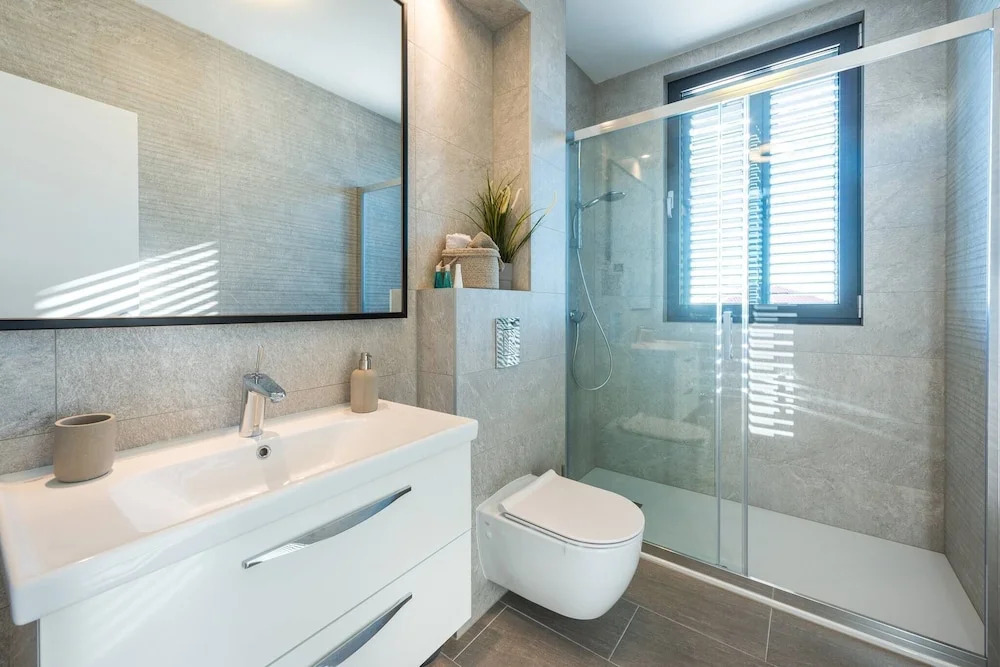 Bright Luxurious 3 Bedroom Home With Sea View near Old town