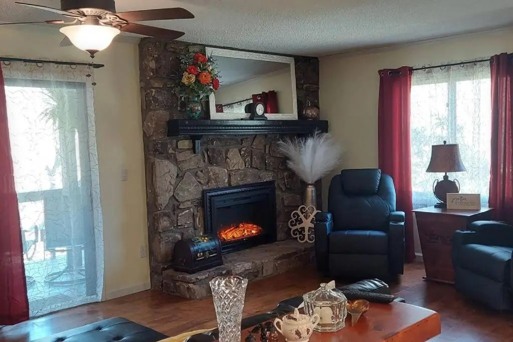 J.Creek Retreat, creekside townhouse +1 car garage
