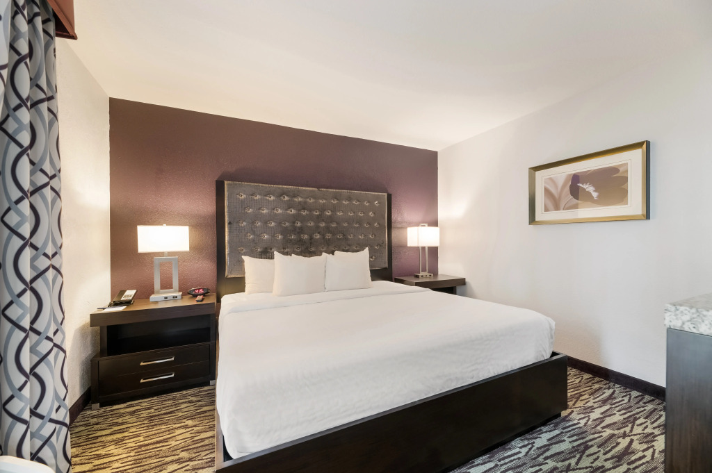 Clarion Inn & Suites Across From Universal Orlando Resort