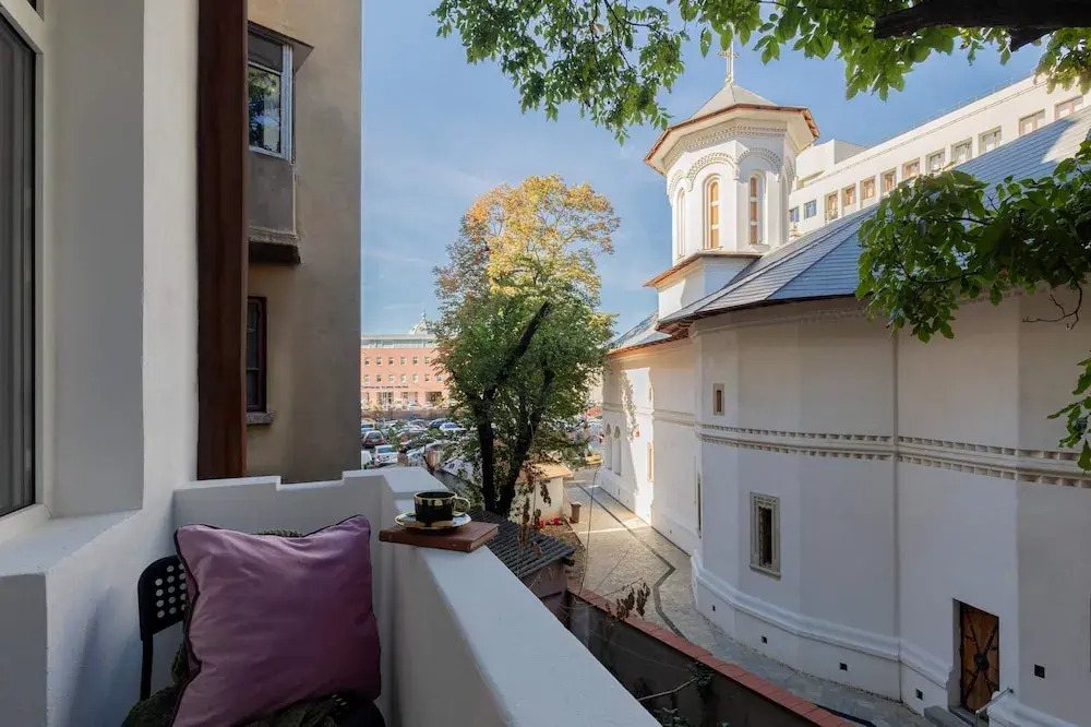 Delightful University Square 1BR, Balcony Church Views