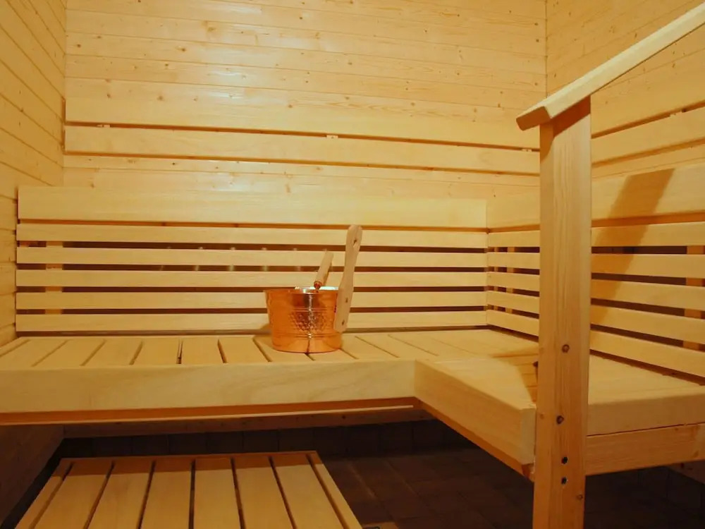 Air-conditioned flat with pool and wellness area