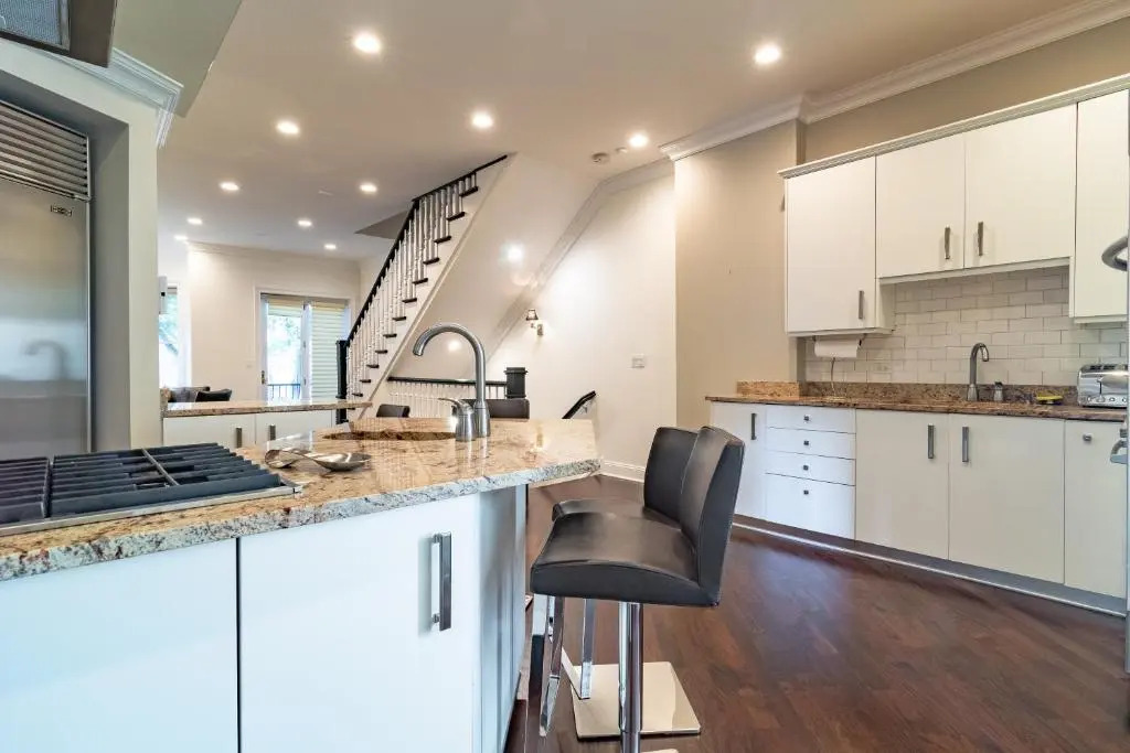 Luxurious Gold Coast 4BR 4-Story Villa with Parking Sleeps 12 Guests