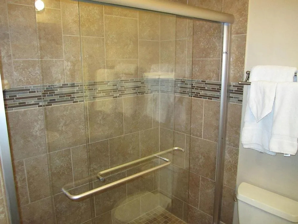 Beach-View Galveston Seawall Condo - 2 Br condo by RedAwning