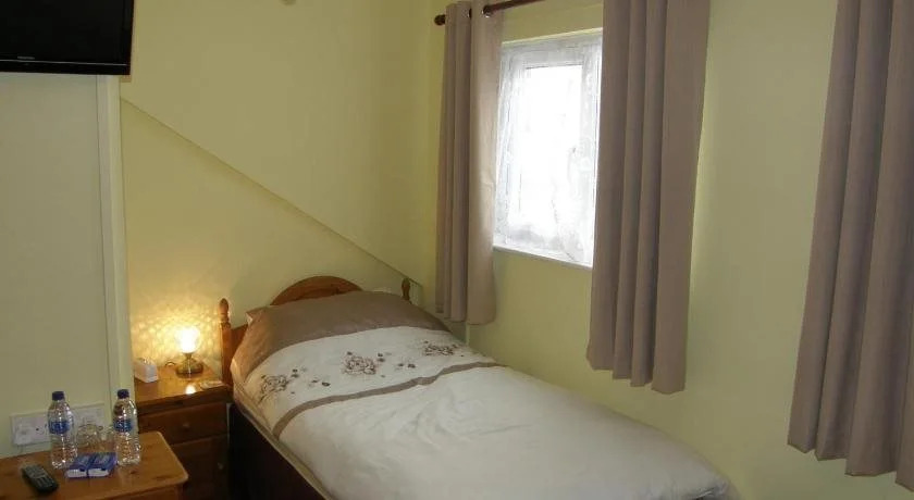Kingswinford Guest House with Free Parking
