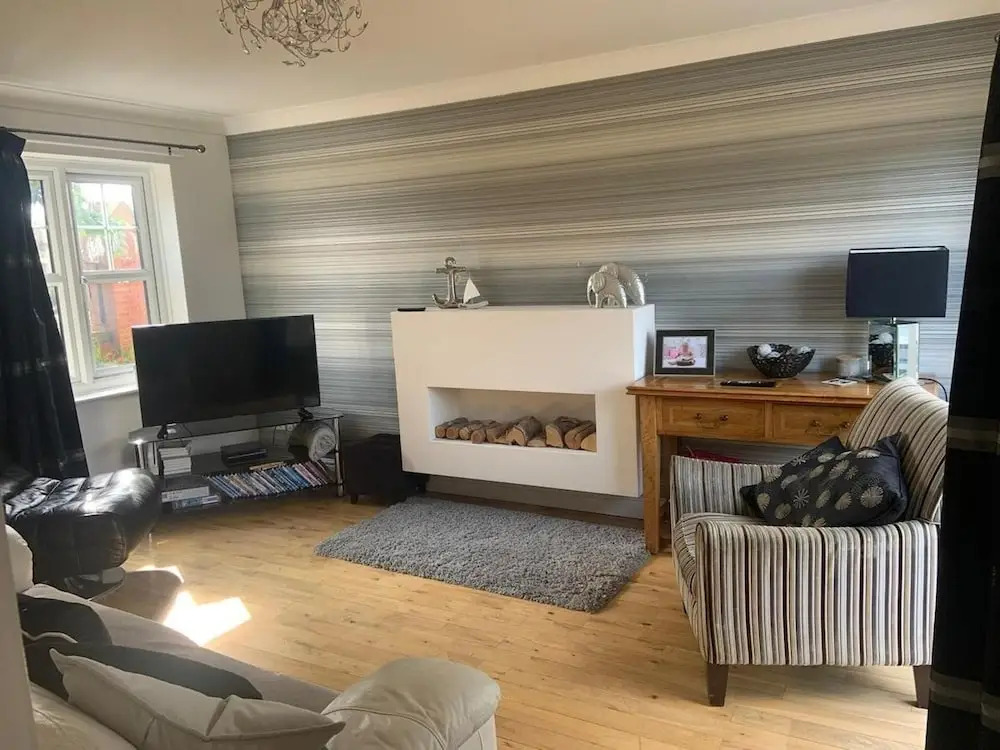2-br, Sleeps 4 Near Beach w Garden, Parking & Pets