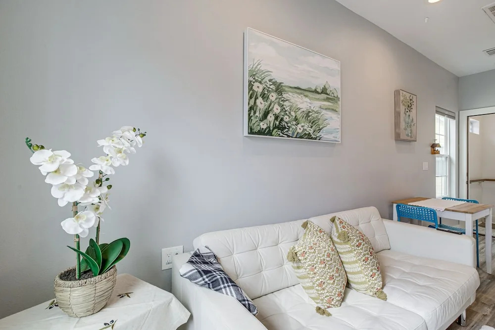 Bright Houston Retreat - 8 Mi to Downtown