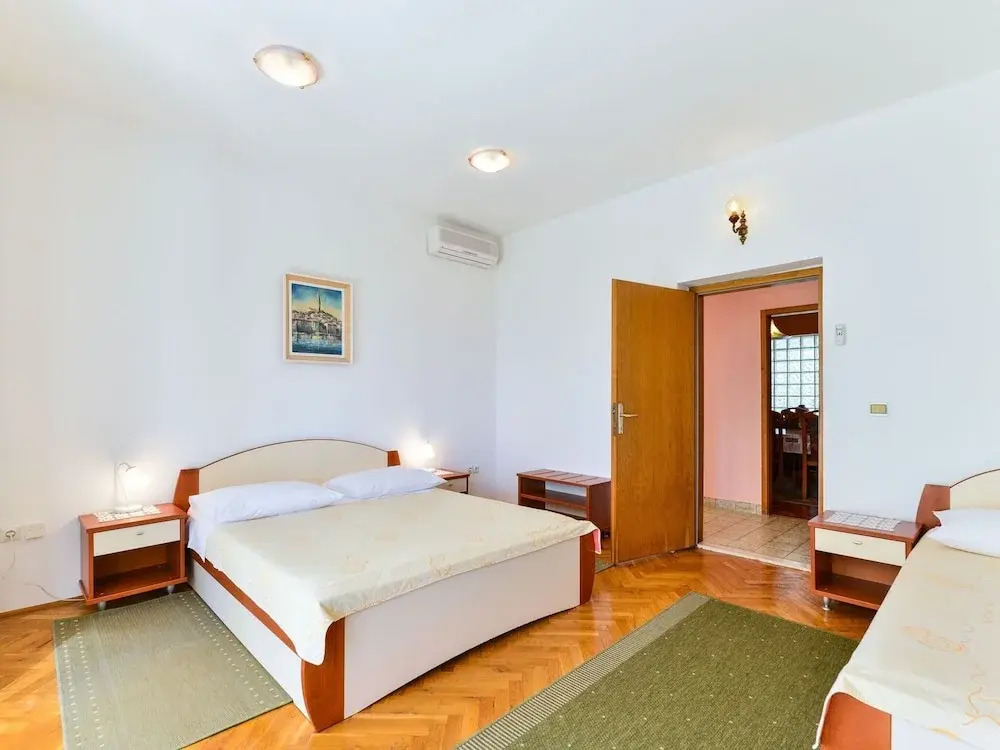 Apartments in House Liveric, in Vir at the beach