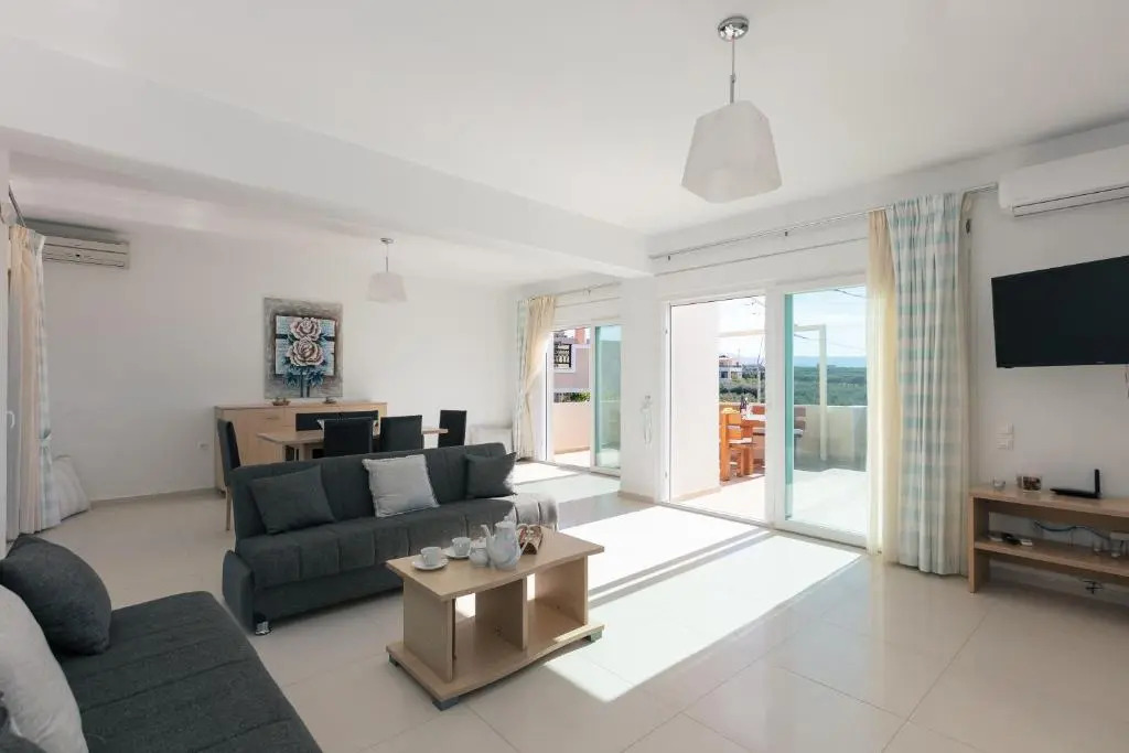 7 bedroom villa with pool, 700m from the beach