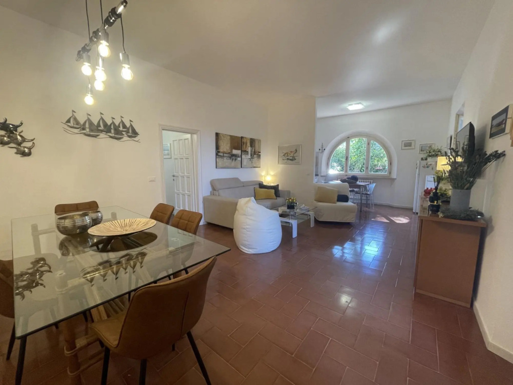 Apartment o the ground floor in villa with big garden, mt. 30 far from the sea. 3 bedrooms. Parking.-AS 11