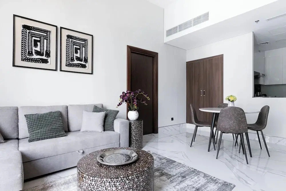 SIMPLY COMFORT Urban Chic Suites in J One Tower City & Canal Views