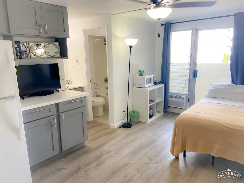 Breezy Kuhio Village Studio
