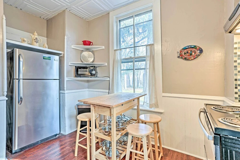 Centrally Located Apt in Victorian Mansion!
