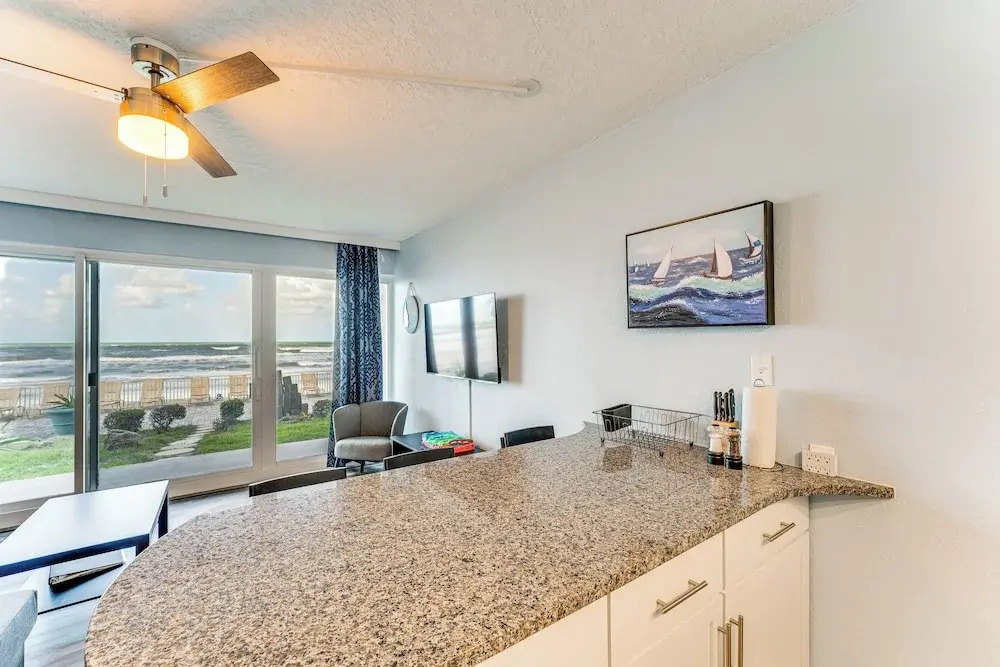 Cozy Daytona Beach Condo - Steps to Ocean!