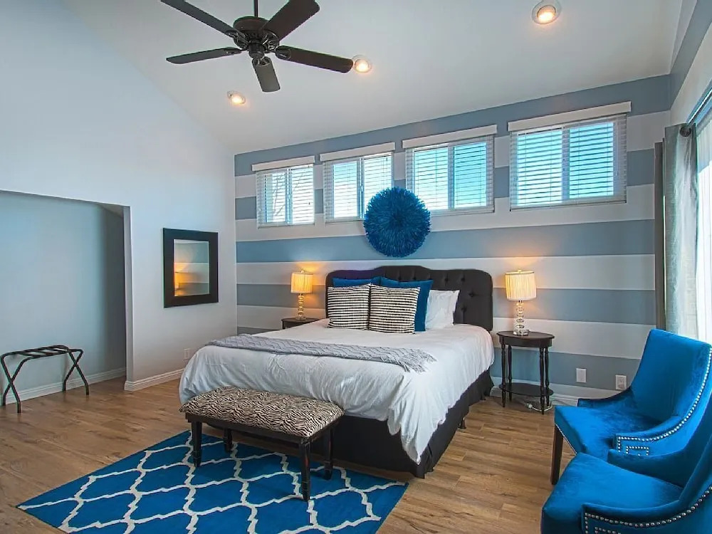 Suite Escapes 7 3 Bedrooms 2.5 Bathrooms Condo