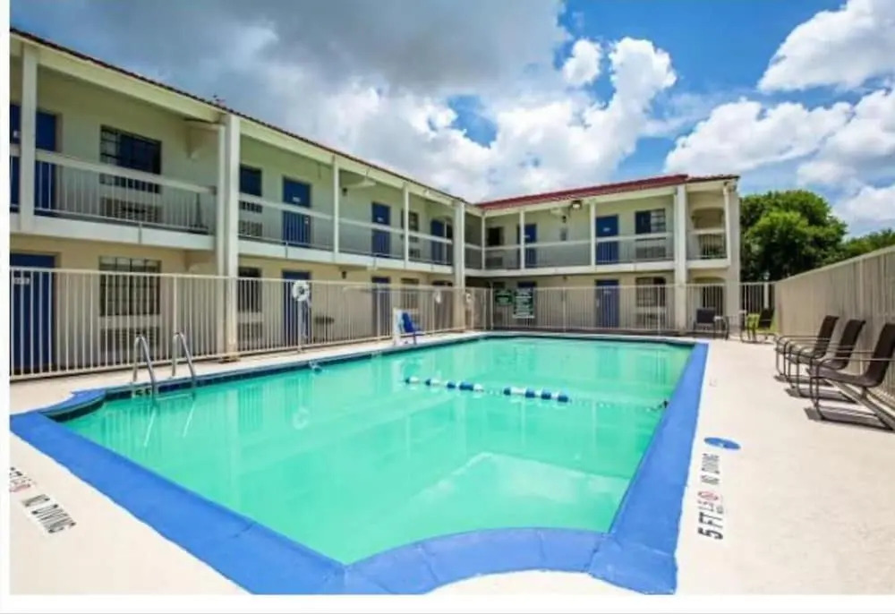 Days Inn & Suites by Wyndham Texas City - Galveston Area