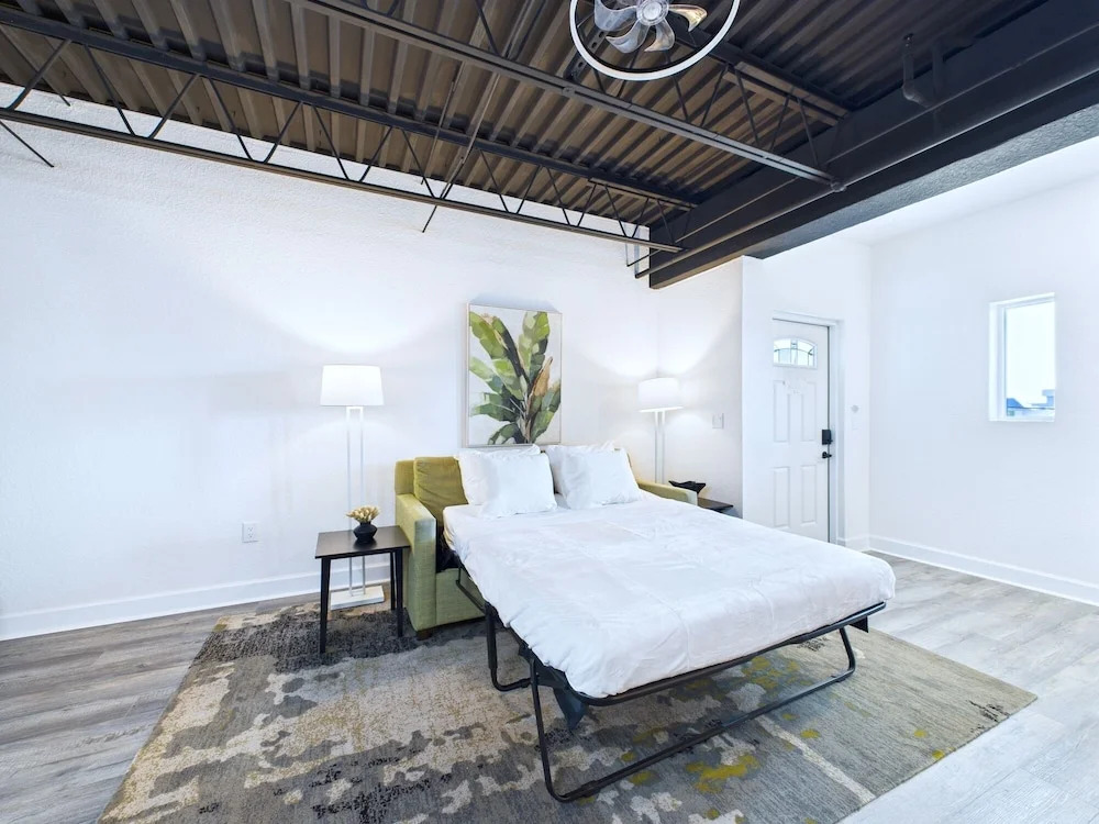 Bright Modern Loft by Port Beaches -unit 206