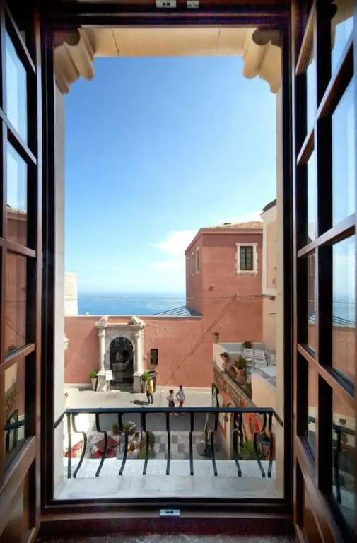 Porta Di Mezzo Luxury Suites & Rooms