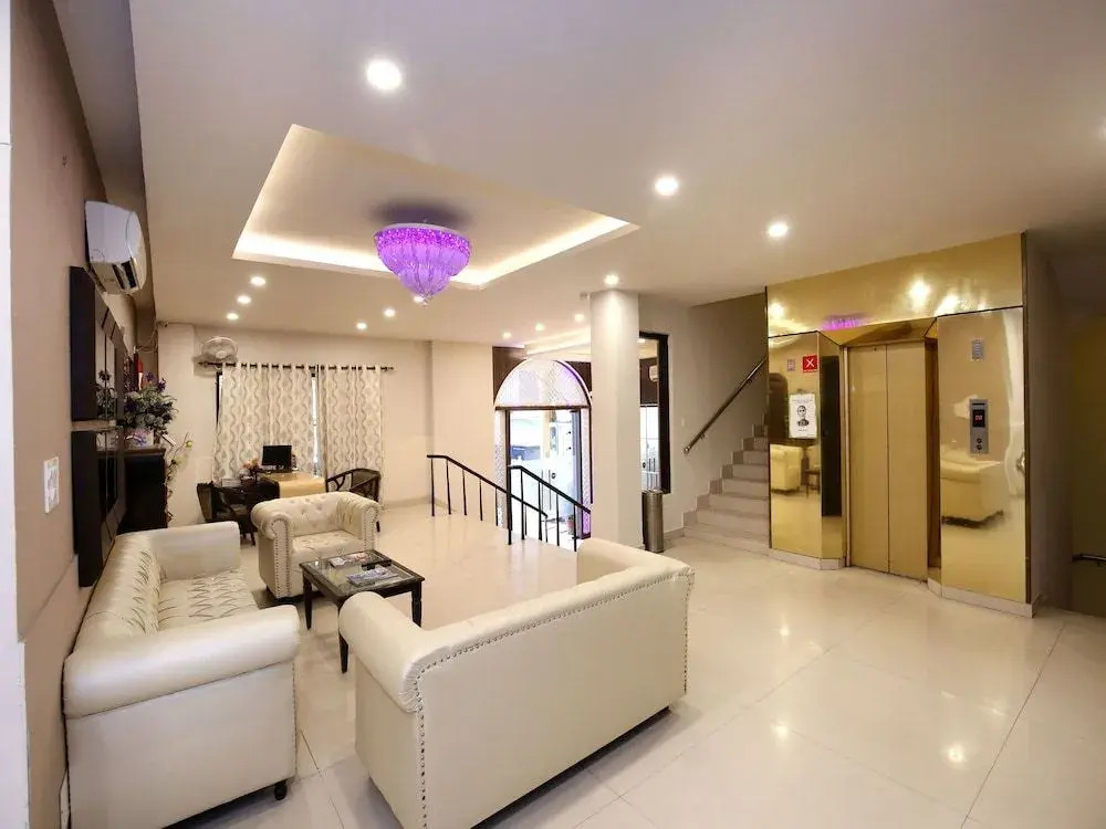 OYO 9736 Hotel Downtown Suites