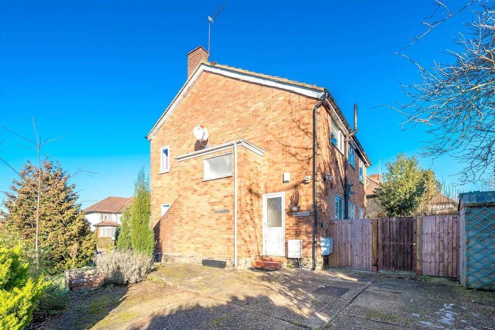 Madika Homes Stunning 2-bed Apartment in Edgware
