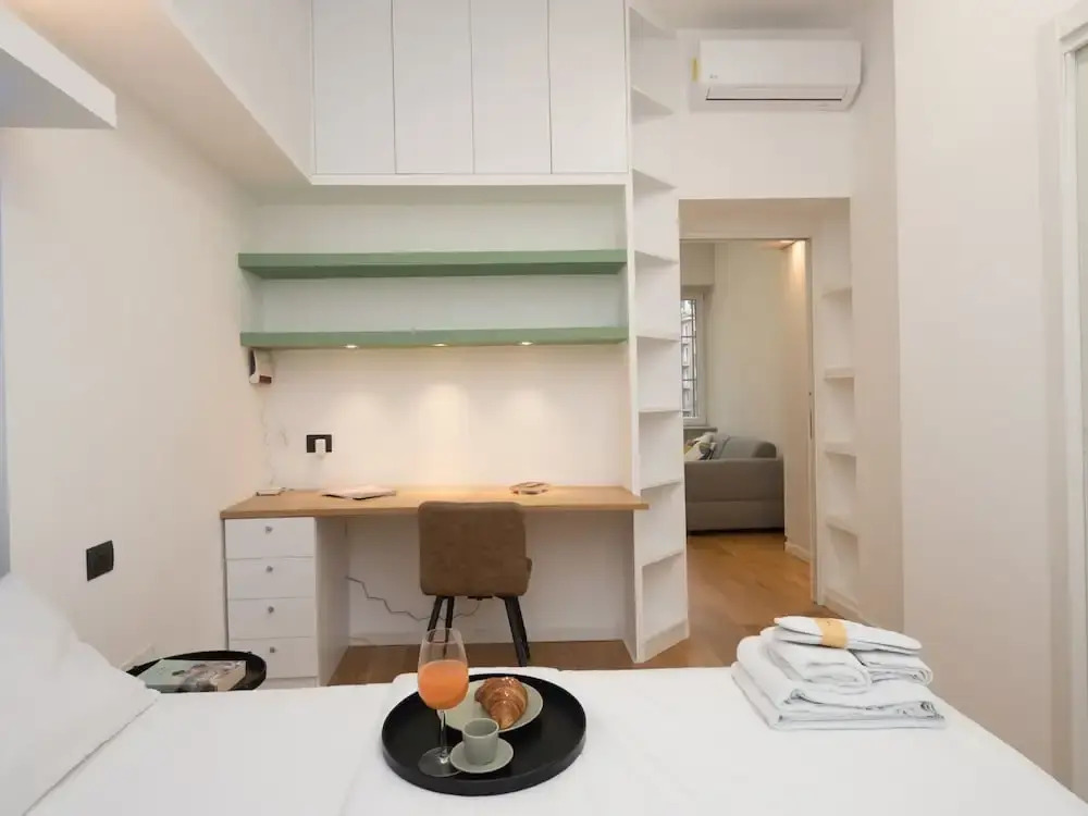 Farini - Charming One-bedroom Apartment in Isola Area